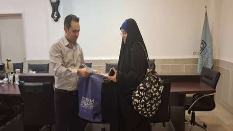  تقدیر و تشکر دکتر یوسفی رییس دانشکده از دانشجوی فعال فرهنگی سرکار خانم یگانه عرب احمدی