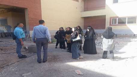  بازدید دکتر یوسفی به اتفاق جمعی از دانشجویان دختر از پروژه در حال ساخت خوابگاه خواهران